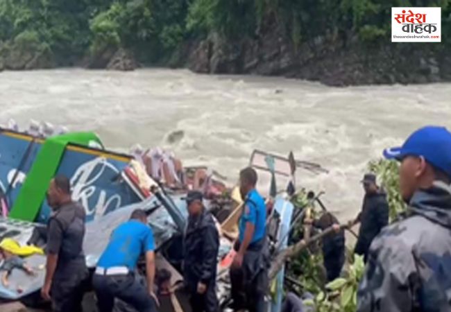 नेपाल में अनियंत्रित होकर तामाकोशी नदी में गिरी यात्री बस, 12 लोगों की मौत, कई गंभीर रूप से घायल
