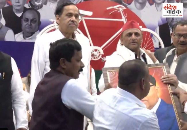 नसीमुद्दीन सिद्दीकी समेत कई दिग्गजों ने थामा सपा का हाथ, अखिलेश की मौजूदगी में ली सदस्यता