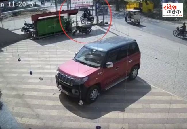 Pratapgarh News: चलती कार पर गिरा हाईमास्ट लाइट का पोल, सपा नेता की मौके पर ही मौत