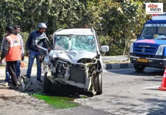 Lucknow News: निगोहां में भीषण सड़क हादसा, वैगनआर कार ट्रैक्टर-ट्रॉली में घुसी, दो गंभीर घायल