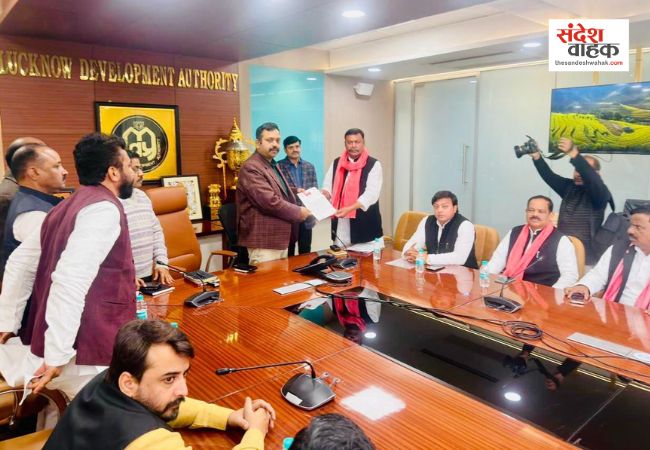 JPNIC को पार्किंग स्थल बनाने की तैयारी पर बिफरी सपा, LDA उपाध्यक्ष को सौंपा ज्ञापन