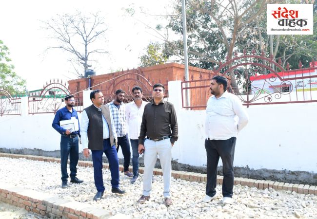 मेडिकल कॉलेज में बन रहे गर्ल्स हॉस्टल और क्रिटिकल केयर यूनिट का डीएम ने किया मुआयना