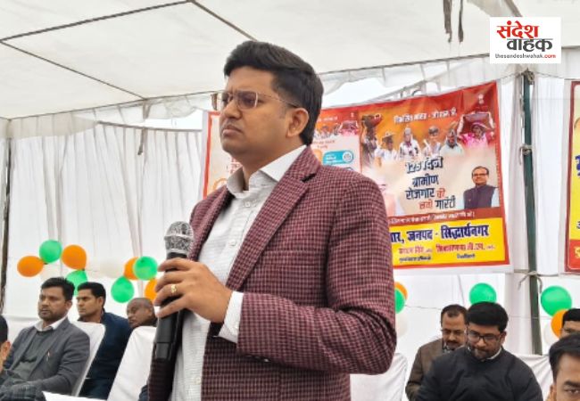 सिद्धार्थनगर: डीएम की चौपाल में मौके पर समाधान, बोले- आयुष्मान कार्ड बनाने में लाएं तेजी