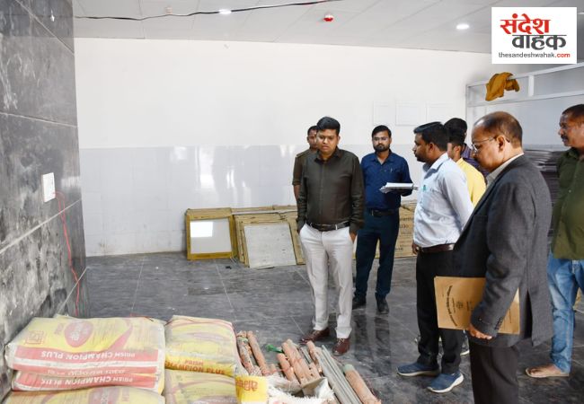 मेडिकल कॉलेज में बन रहे गर्ल्स हॉस्टल और क्रिटिकल केयर यूनिट का डीएम ने किया मुआयना