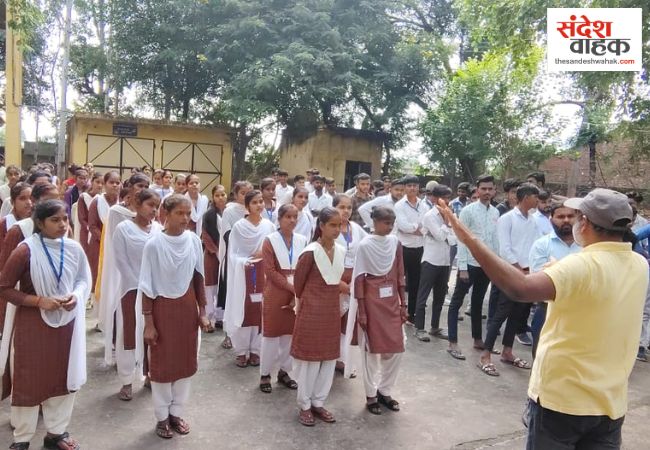 बरेली: लोहिया महाविद्यालय के NSS शिविर में जल संरक्षण की गूंज, ग्रामीणों को सिखाए योग के गुर