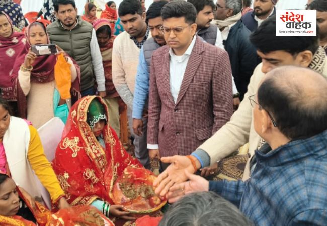 सिद्धार्थनगर: डीएम की चौपाल में मौके पर समाधान, बोले- आयुष्मान कार्ड बनाने में लाएं तेजी