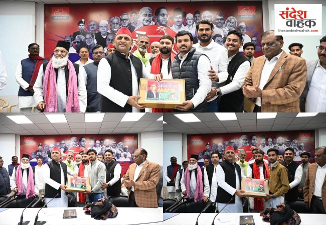 मेधावियों को मिला अखिलेश यादव का साथ, मेरठ के तीन होनहार छात्रों को भेंट किए लैपटॉप