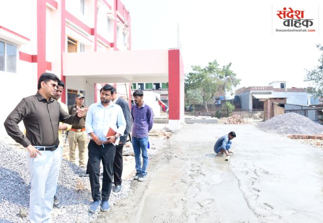 मेडिकल कॉलेज में बन रहे गर्ल्स हॉस्टल और क्रिटिकल केयर यूनिट का डीएम ने किया मुआयना