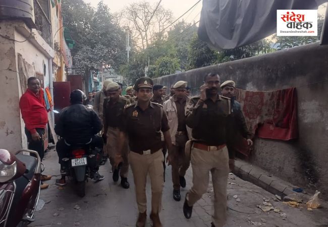 महाशिवरात्रि से पहले लखनऊ की सड़कों पर पुलिस का फ्लैग मार्च, CM योगी ने दी सख्त चेतावनी