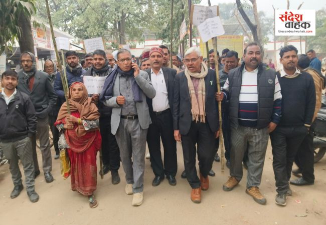 अमेठी में एसडीएम के खिलाफ जमकर नारेबाजी