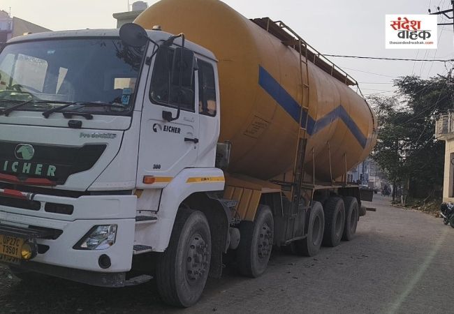 बरेली: रामनगर चौराहे पर टैंकर ने बाइक को रौंदा, महिला की मौके पर मौत, मासूम बच्चे घायल