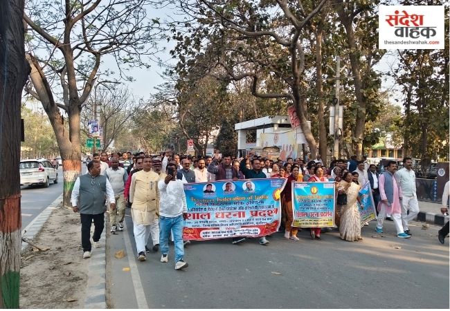 कुशीनगर में शिक्षकों का प्रदर्शन, BSA दफ्तर से कलेक्ट्रेट तक निकाली रैली,