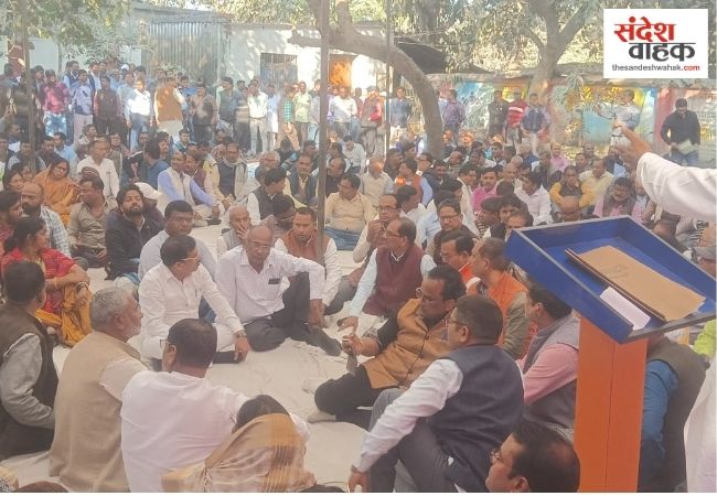 कुशीनगर में शिक्षकों का प्रदर्शन, BSA दफ्तर से कलेक्ट्रेट तक निकाली रैली,