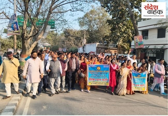 कुशीनगर में शिक्षकों का प्रदर्शन, BSA दफ्तर से कलेक्ट्रेट तक निकाली रैली,