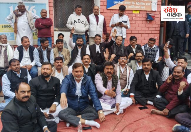 अजय राय की 'अपमानजनक' तस्वीर पर बवाल: लखनऊ के हुसैनगंज थाने में कांग्रेसियों का प्रदर्शन