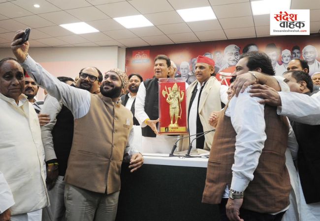 UP Politics: सपा का बढ़ता कुनबा, दिग्गज कांग्रेस नेता के.के. शर्मा सपा में शामिल