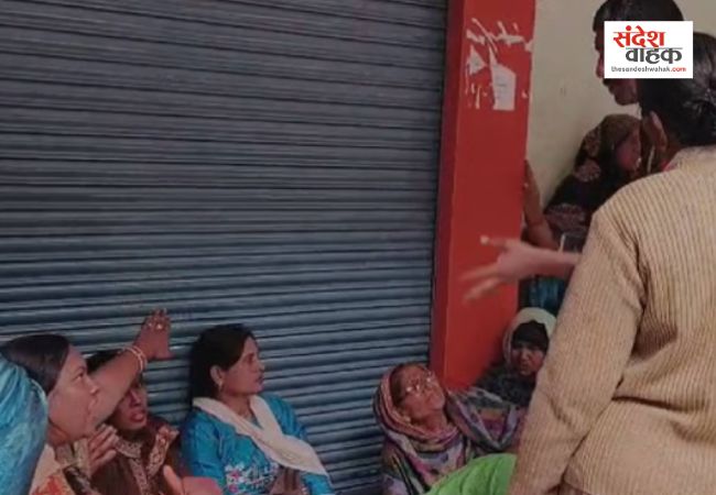 लखनऊ में बैंक ऑफ बड़ौदा पर खाताधारकों का फूटा गुस्सा, शाखा पर ताला लगाकर धरने पर बैठे ग्राहक