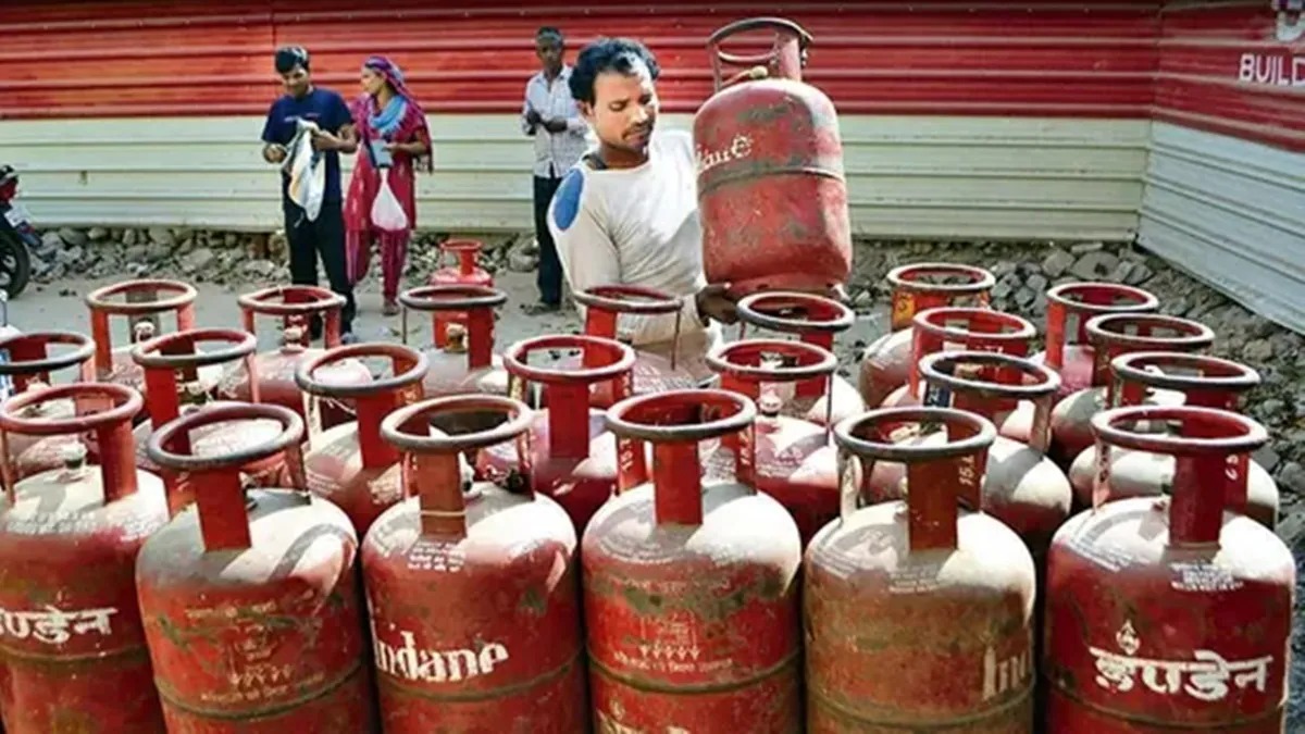 अगर बुकिंग के बाद भी नहीं मिल रहा LPG सिलेंडर, तो तुरंत करे इन नम्बरों पर शिकायत