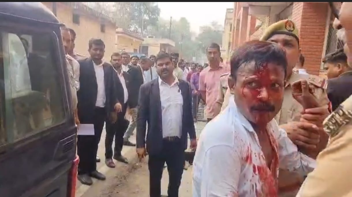 Pratapgarh News: कोर्ट परिसर में हंगामा, पेशी पर आए कैदी के साथ मारपीट का आरोप
