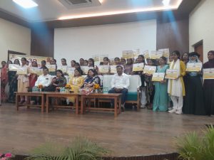 Gonda News : महिलाओं को आत्मनिर्भर बनाने की पहल, मैजापुर मिल में सिलाई मशीन वितरण
