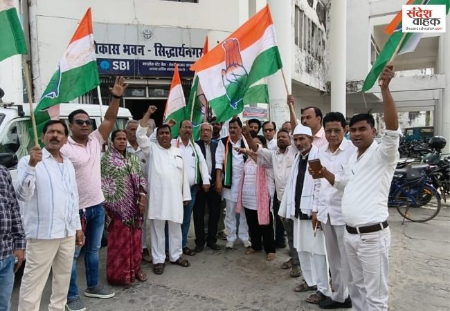 Siddharthnagar News: मनरेगा मजदूरी और मानदेय भुगतान को लेकर कांग्रेस ने घेरा विकास भवन