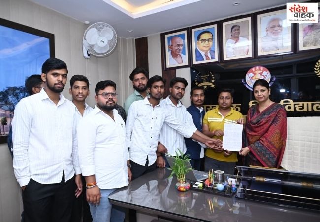 Lucknow News: लखनऊ विश्वविद्यालय में प्रवेश प्रक्रिया को लेकर छात्रों का विरोध, धांधली के आरोप