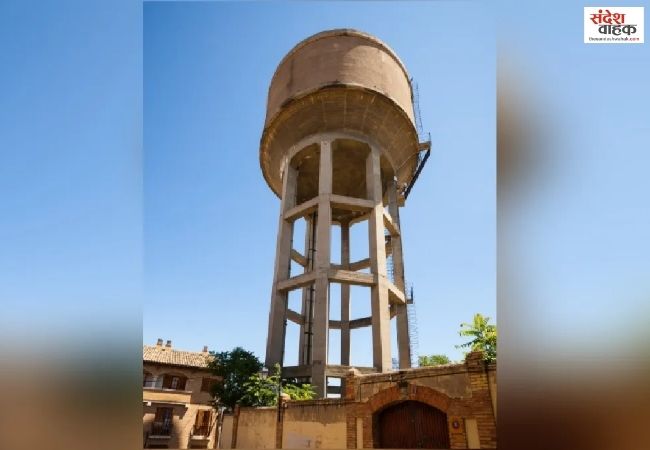 Shahjahanpur News: कछियानी में शोले जैसा नजारा, शादी की जिद में मोबाइल टावर पर चढ़ा युवक