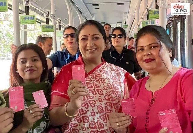 DTC बस में सफर कर CM Rekha Gupta ने परखी सहेली पिंक NCMC कार्ड की सुविधा