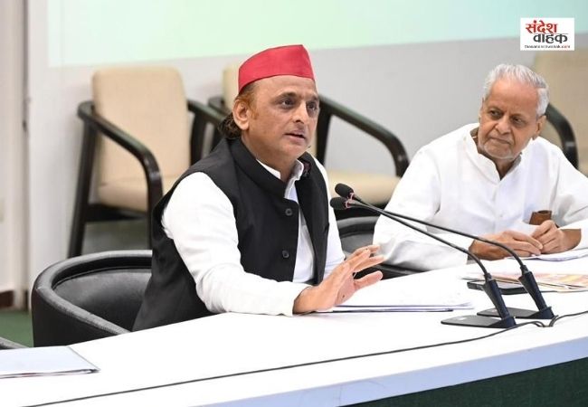 Akhilesh Yadav ने पूर्व राज्यमंत्री के निधन पर जताया शोक, कुशीनगर से दौड़ते हुए सपा प्रमुख से मिलने पहुंचा युवक