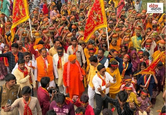 Siddharthnagar News: नव दिवसीय श्री श्री शतचंडी महायज्ञ का भव्य शुभारंभ,श्रद्धालुओं ने निकाली कलश यात्रा