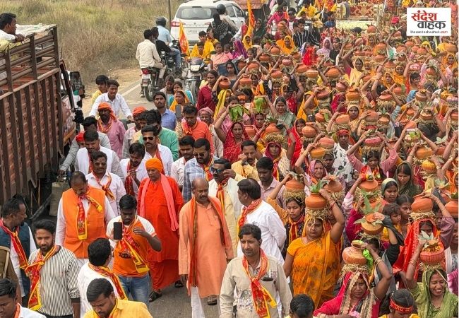 Siddharthnagar News: नव दिवसीय श्री श्री शतचंडी महायज्ञ का भव्य शुभारंभ,श्रद्धालुओं ने निकाली कलश यात्रा