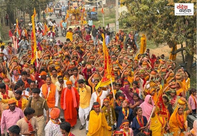 Siddharthnagar News: नव दिवसीय श्री श्री शतचंडी महायज्ञ का भव्य शुभारंभ,श्रद्धालुओं ने निकाली कलश यात्रा