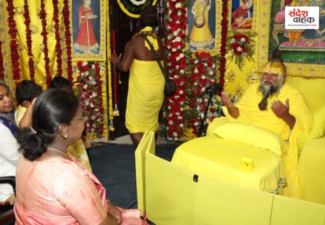वृंदावन में राष्ट्रपति द्रौपदी मुर्मू ने संत प्रेमानंद महाराज से की मुलाकात, 'नाम जप' को बताया जीवन का सार