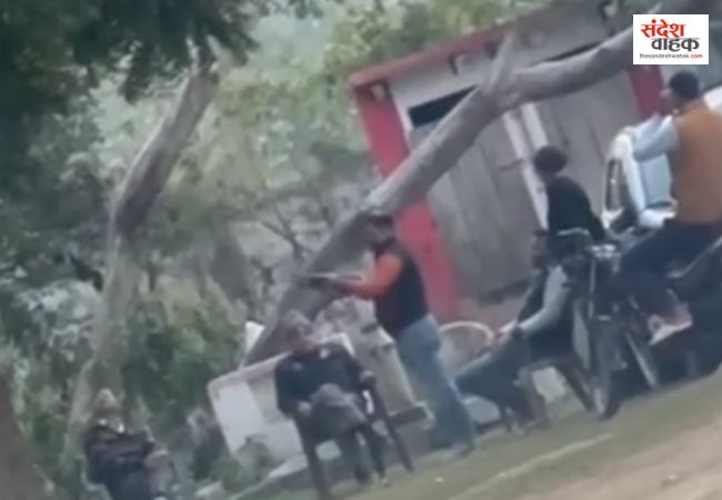 Pratapgarh News: BSA ऑफिस में शिक्षक की 'दबंगई', राइफल से हर्ष फायरिंग का वीडियो वायरल, मुकदमा दर्ज