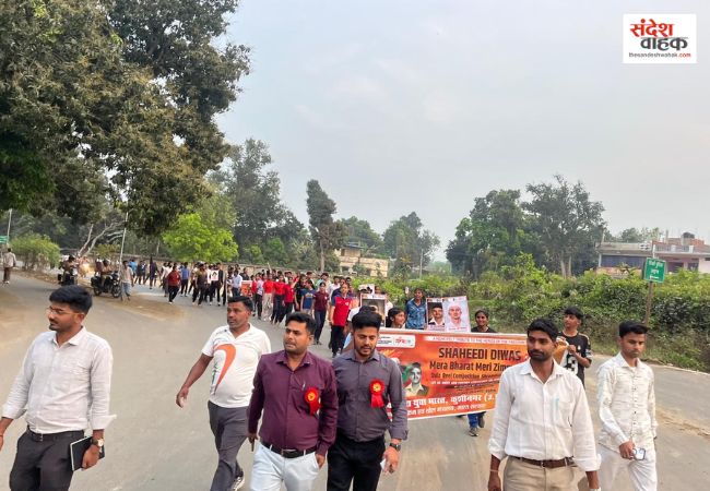 कुशीनगर: 'मेरा भारत, मेरी जिम्मेदारी' के उद्घोष के साथ निकली पद यात्रा, शहीदों को दी गई श्रद्धांजलि