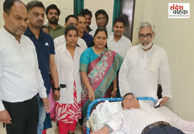 Siddharthnagar News: सिद्धार्थ विश्वविद्यालय में कुलपति प्रो. कविता शाह ने खुद रक्तदान कर किया शिविर का शुभारंभ