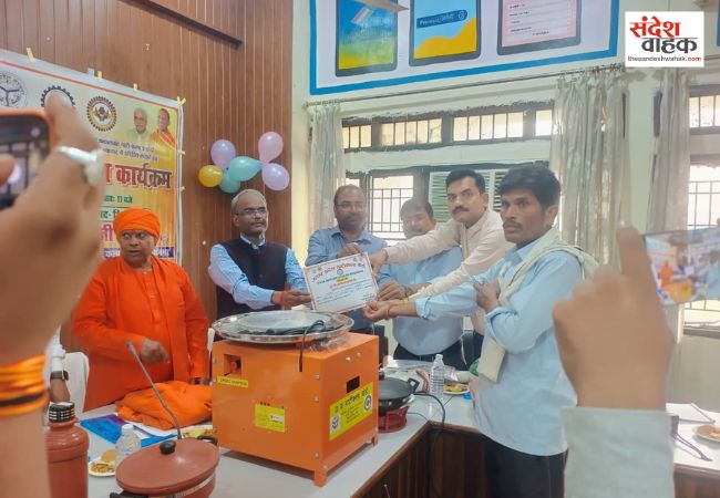 Siddharthnagar News: माटी के शिल्पकारों को मिली तकनीक की रफ्तार; 33 कारीगरों को बांटे गए इलेक्ट्रिक चाक और मशीनें