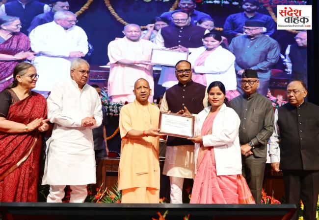 सीएम योगी ने 1228 नर्सिंग अधिकारियों को सौंपे नियुक्ति पत्र, बोले- नर्सिंग सेवा, संवेदना और समर्पण का प्रतीक