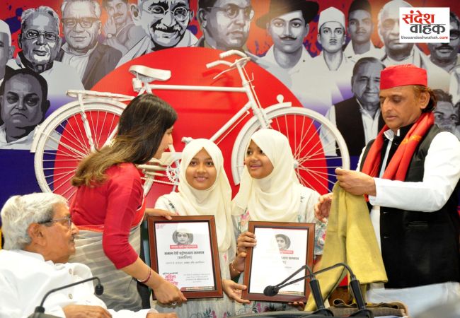 अखिलेश यादव ने की मूर्ति देवी-मालती देवी महिला सम्मान की शुरुआत, बोले- आधी आबादी के बिना विकास अधूरा