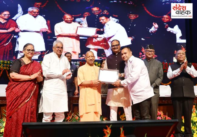 सीएम योगी ने 1228 नर्सिंग अधिकारियों को सौंपे नियुक्ति पत्र, बोले- नर्सिंग सेवा, संवेदना और समर्पण का प्रतीक