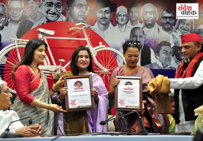 अखिलेश यादव ने की मूर्ति देवी-मालती देवी महिला सम्मान की शुरुआत, बोले- आधी आबादी के बिना विकास अधूरा