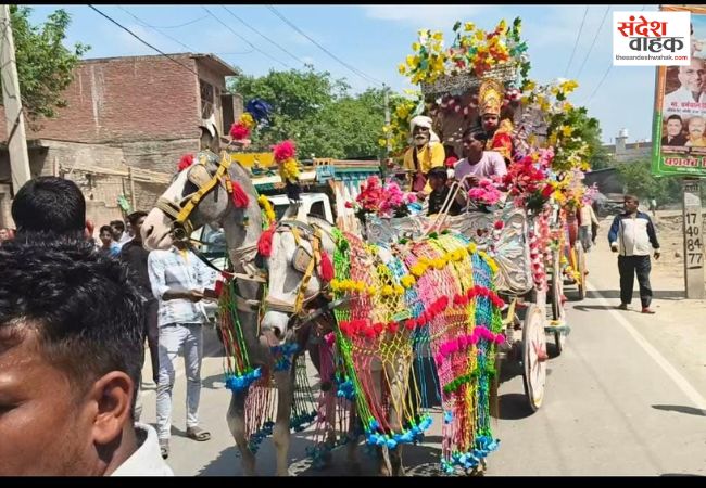 भक्ति के रंग में रंगा अलीगंज, गैनी में रावण दहन के बाद निकली भगवान राम की भव्य शोभायात्रा