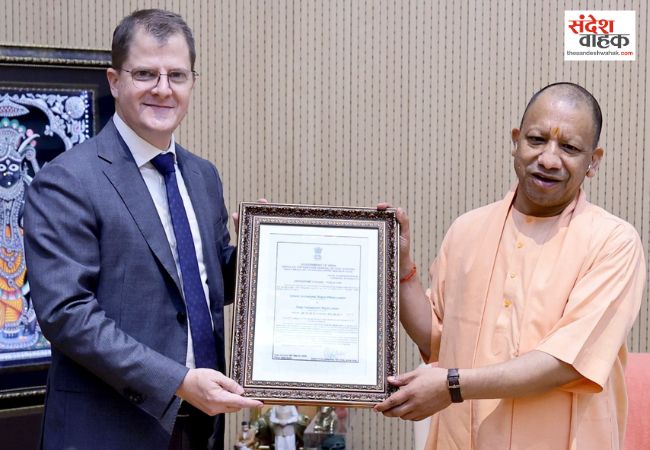 सीएम योगी को प्रस्तुत किया गया नोएडा इंटरनेशनल एयरपोर्ट का एयरोड्रम लाइसेंस