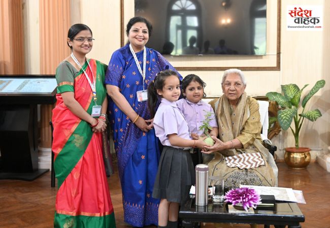 बच्चों से मिलीं राज्यपाल आनंदीबेन पटेल, किसी ने पीएम तो किसी ने पायलट बनने का जताया सपना
