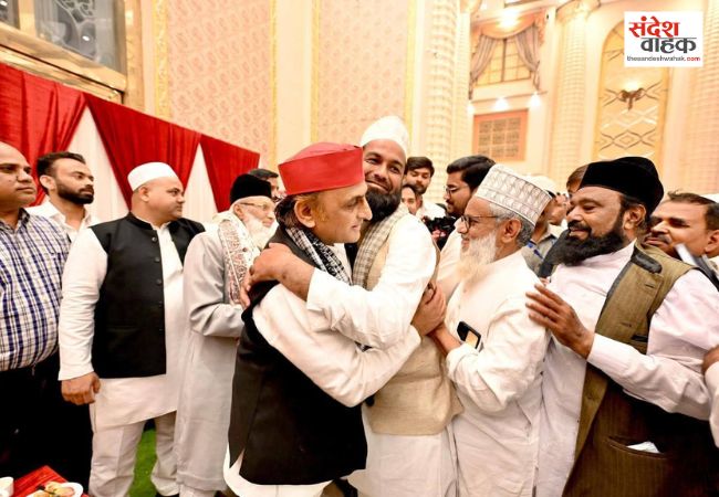 इफ्तार में दिखी सियासत और रूहानियत, अखिलेश यादव ने मुल्क में अमन-चैन और 2027 में सपा सरकार के लिए मांगी दुआ
