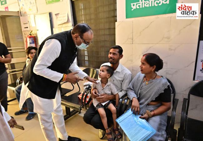 चिनहट CHC में गंदगी देख भड़के डिप्टी सीएम, बोले- जब तक सफाई न हो जाए, अधिकारी घर नहीं जाएंगे