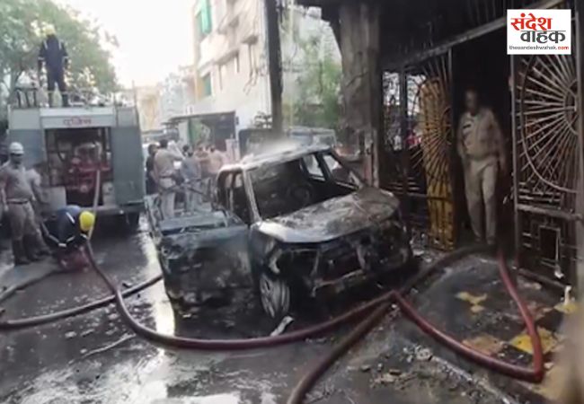 इंदौर में इलेक्ट्रिक कार चार्जिंग के दौरान उठी चिंगारी ने ली 6 लोगों की जान, तीन मंजिला मकान जलकर राख