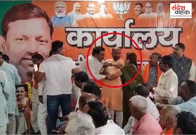 Maharajganj News: भाजपा दफ्तर में स्वागत समारोह के बीच महिला ने नेताजी को जड़ा थप्पड़
