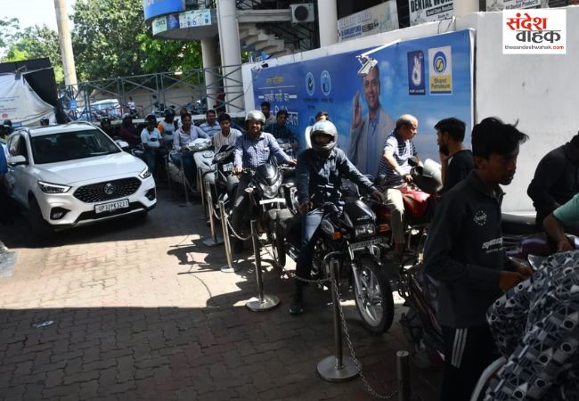 तेल के लिए लखनऊ के पेट्रोल पंपों पर उमड़ा जनसैलाब, कहीं लंबी कतारें तो कहीं नो स्टॉक के बोर्ड