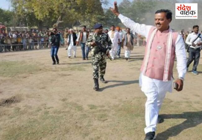 Lucknow News: केशव प्रसाद मौर्य के हेलीकॉप्टर की इमरजेंसी लैंडिंग, लखनऊ एयरपोर्ट पर सुरक्षित उतरे सभी यात्री